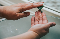Мытье рук. Является ли дезинфицирующее средство для рук столь же эффективным, как мытье рук с мылом?